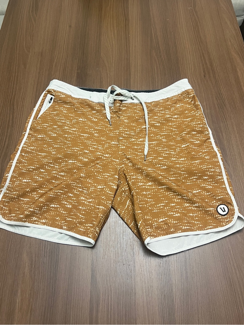 Vuori Men’s Cruise Board Shorts Caramel Size 36
